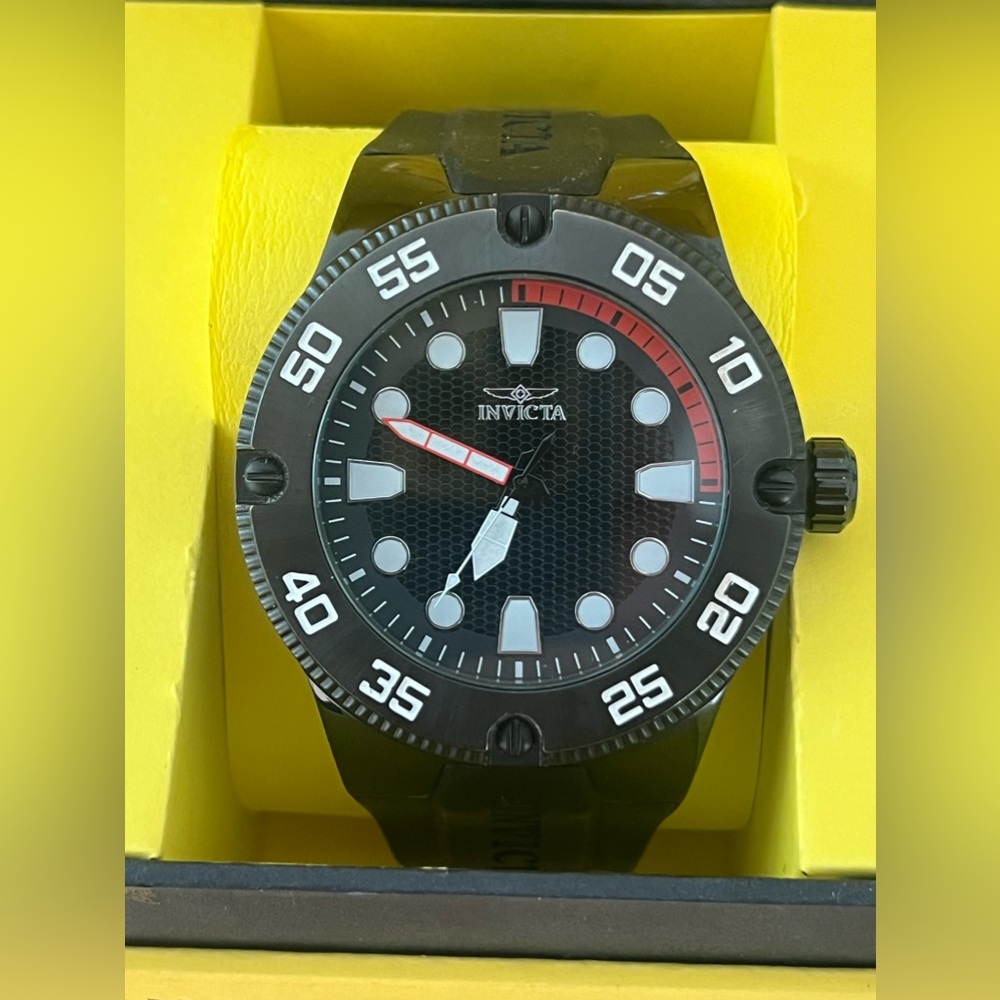 Invicta Pro Diver Men’s Watch NWOT Black Dial Strap Tritnite Nite Glow w/Box